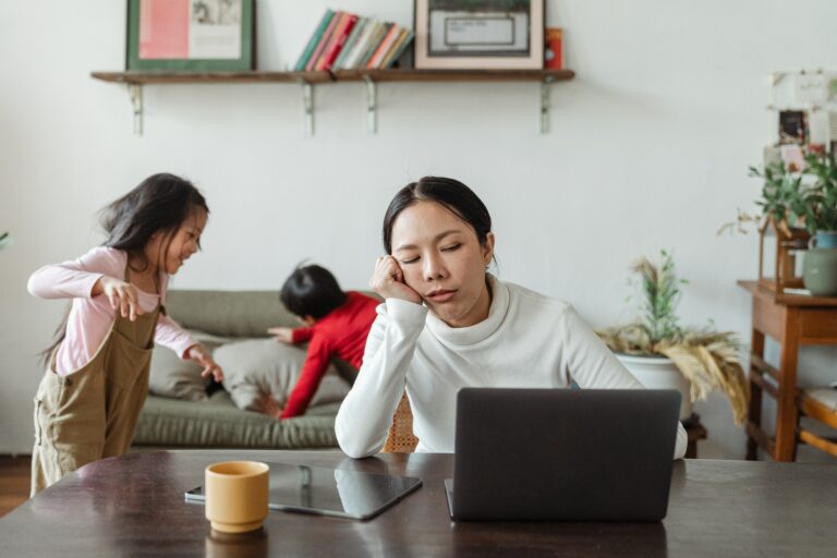 Surmenage Concentration Maman Mère famille Stress Epuisement Burnout Surcharge